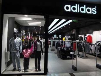 Adidas закрывает 200 магазинов в России из-за обвала рубля
