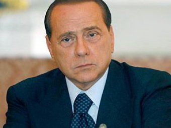 Сильвио Берлускони сломал лодыжку, неудачно выйдя из машины