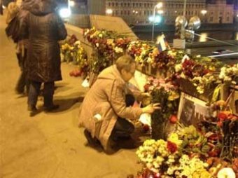 Вандалы разгромили мемориал на месте убийства Бориса Немцова