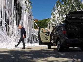 Дом американского телеведущего забросали тысячами рулонов туалетной бумаги