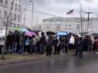 В Киеве митингующие навозом закидали американское посольство