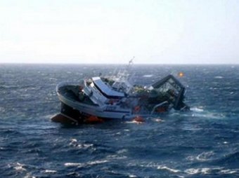 Сразу два судна с нелегалами терпят крушение в Средиземном море