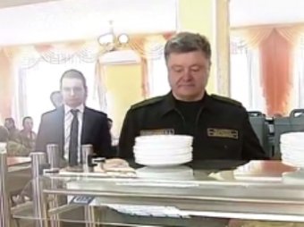 В Сети высмеяли меню столовой, где Пётр Порошенко отобедал с американскими солдатами