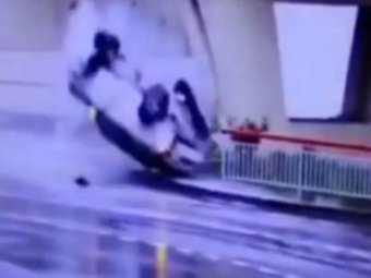 Авария в Сочи 5 апреля 2015: водитель чудом выжил, рухнув с 20-метровой эстакады (ВИДЕО)