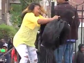Беспорядки в Балтиморе прославили мать, надававшую тумаков сыну-экстремисту (ВИДЕО)