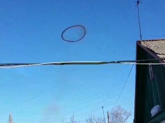 Над поселком в Казахстане проплыло загадочное черное кольцо