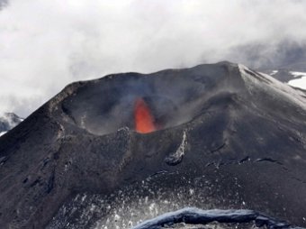 Турист смог сделать видео начала извержения вулкана Кальбуко в Чили