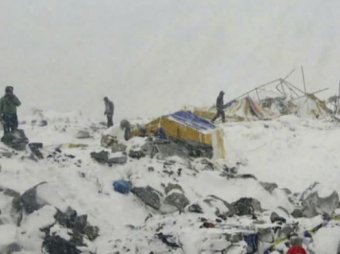 Сход лавины на Эвересте снял на видео один из альпинистов (ВИДЕО)