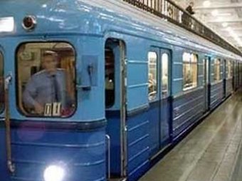 В московском метро пассажира зажало дверьми и протащило целый переезд