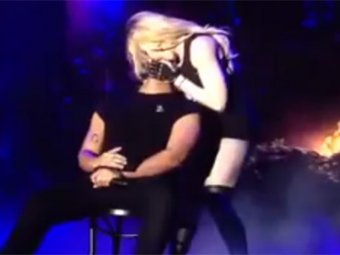Интернет-пользователи высмеяли Мадонну за поцелуй с молодым рэпером на сцене
