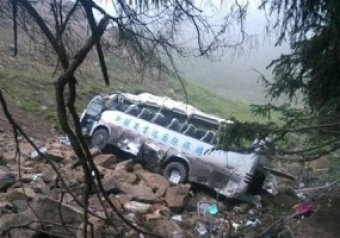 В Китае 21 человек погиб в результате падения автобуса с обрыва