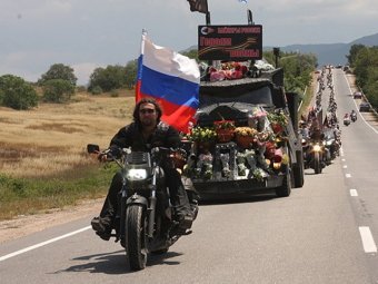 Пользователи соцсетей высмеяли трёхчасовой обыск "Ночных волков" на границе