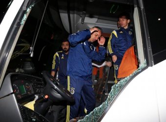 В Турции обстрелян автобус с футболистами "Фенербахче", ранен водитель