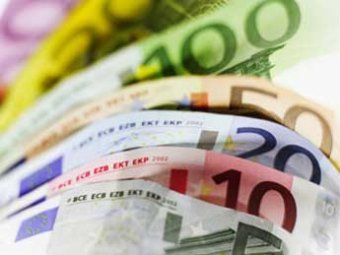Курс евро в понедельник упал на 2 рубля, но потом вернулся к росту