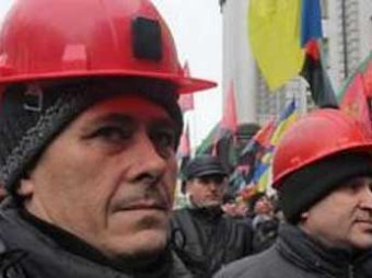 Более тысячи шахтеров в Киеве перекрыли Крещатик в рамках акции протеста