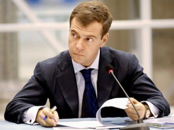 Жириновский предложил Медведеву съесть грушу с нитритами. Тот отказался (видео)