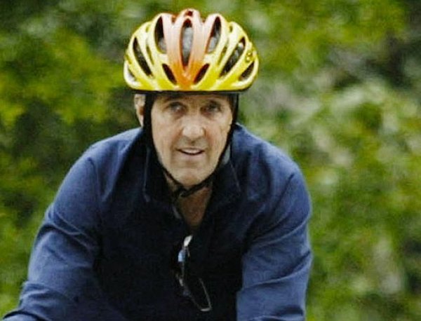 Джон Керри госпитализирован после падения с велосипеда во Франции