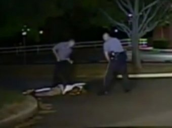В США полицейский ранил афроамериканца, вызвавшего помощь по 911
