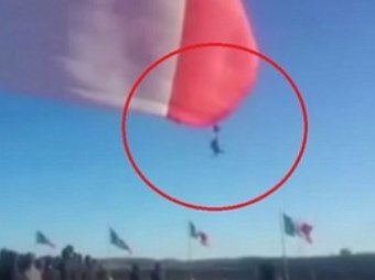 Мексиканец на церемонии поднятия флага взлетел на 14 метров