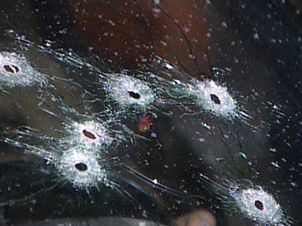 В Москве неизвестные расстреляли Mercedes с 4 пассажирами