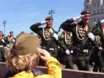 В сети набирает популярность видео о маленьком генерале на Параде Победы в Москве