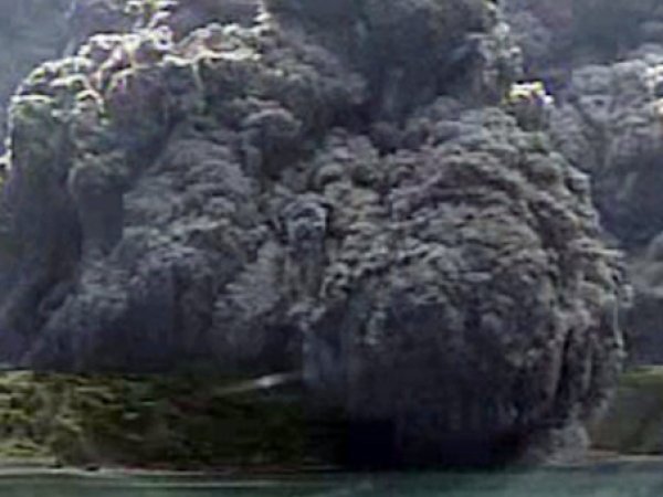Вулкан Синдакэ "выплюнул" столб дыма и пепла высотой 9 км