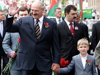 11-летний сын Лукашенко пришел на парад в Минске в форме главнокомандующего