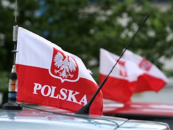 Машину консульства Польши в Иркутске разукрасили под "георгиевскую ленту"