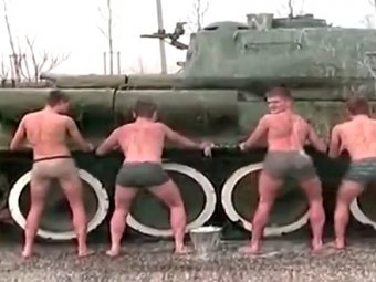 В Новороссийске голые кадеты стенцевали тверк на танке (видео)