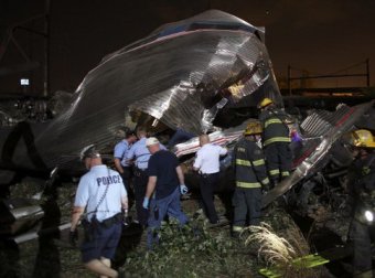Крушение поезда в Филадельфии: погибли 5 человек, пострадали ещё 130 (фото, видео)