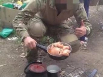 Кашу из «младенца» приготовили бойцы проукраинского батальона «Азов»