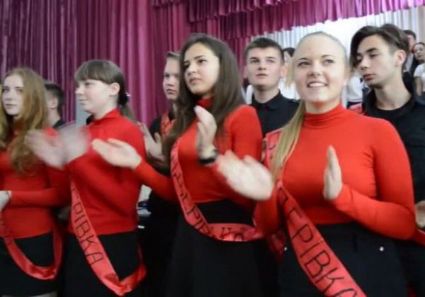 Выпускники украинского лицея простились со школой песней "Я - бандеровец!"