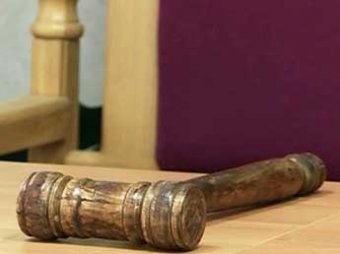 Омский пенсионер вылил на судью накопленное за три дня ведро фекалий