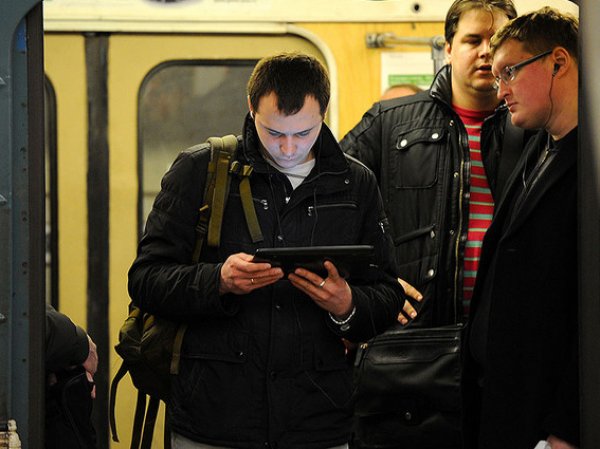 Пассажиры метро в Москве пожаловались на порно на экранах своих гаджетов