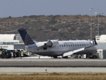 В аэропорту Лос-Анджелеса самолет с пассажирами сел без шасси