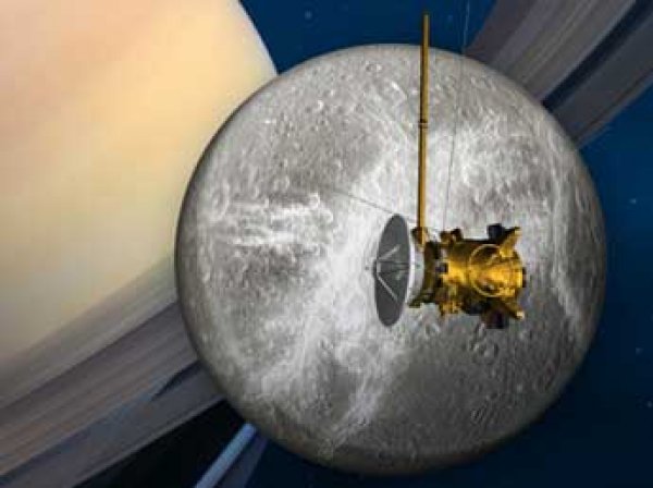 Зонд Cassini прислал на Землю уникальное фото трех лун Сатурна