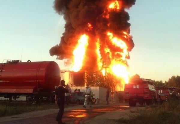 Пожар в Киеве на нефтебазе возобновился с новой силой (фото, видео)