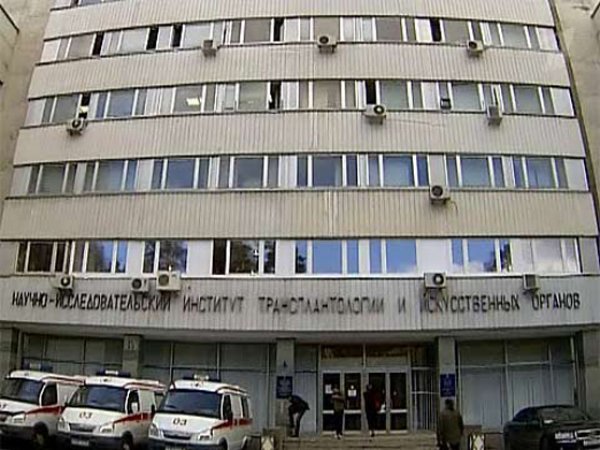 В Москве медcестра выпала из окна клиники и приземлилась на BMW известного врача