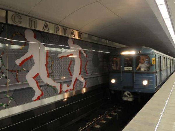 В Москве любитель селфи сломал нос пассажиру метро