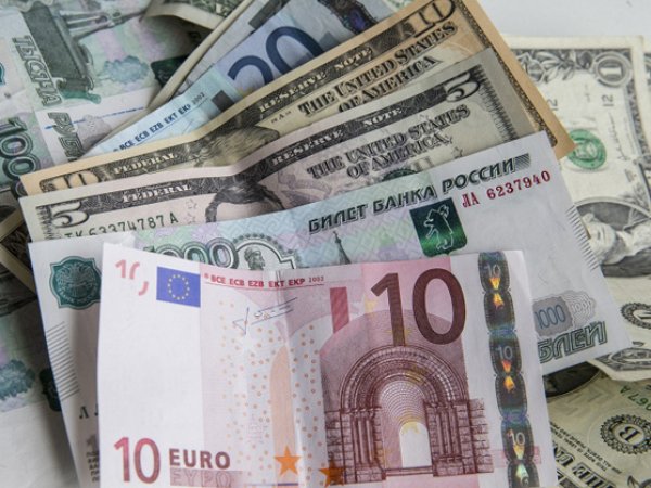 Курс доллара и евро сегодня, 19 июня 2015: эксперты прогнозируют падение рубля сегодня к вечеру