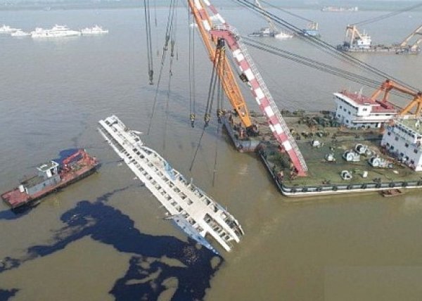 Число жертв крушения китайского круизного лайнера выросло до 431