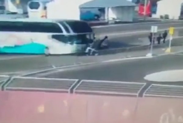 Автобус сбил трех синхронисток накануне Евроигр 2015 в Баку (видео)