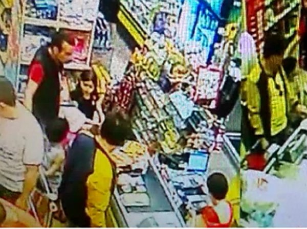 РЕН-ТВ опубликовало видео конфликта охранника "Пятерочки" с 7-летним мальчиком