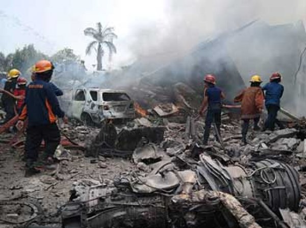 В Индонезии военный самолет упал на жилой квартал: погибли 113 человек