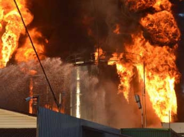 Под Киевом горит нефтебаза: огнем охвачены 8 резервуаров, есть жертвы