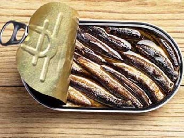 Россия с 4 июня 2015 запретила ввоз шпрот и прочих рыбных консервов из Латвии и Эстонии