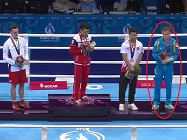 Украинский боксер проигнорировал российский флаг на церемонии награждения