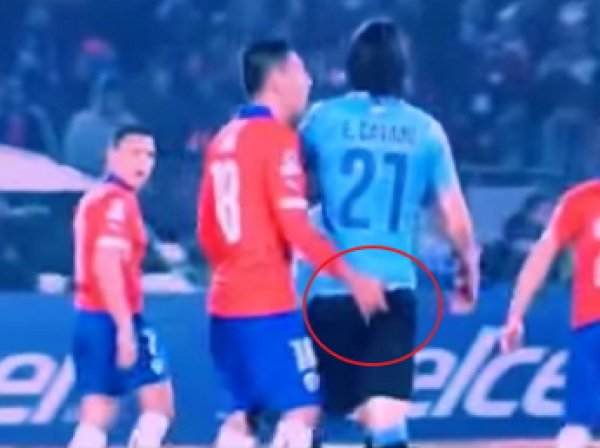 Чилийский защитник ткнул пальцем в анус уругвайского защитника