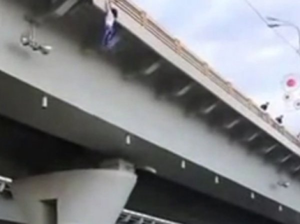 В Казани не смогли спасти самоубийцу: девушка бросилась с моста