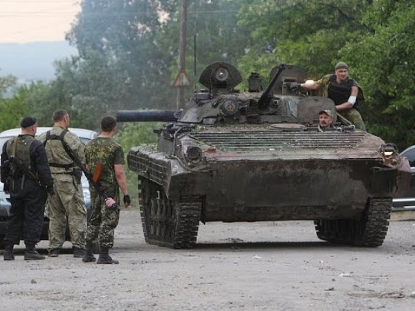 В Луганске ополченцы на БМП протаранили кафе: погибли три женщины